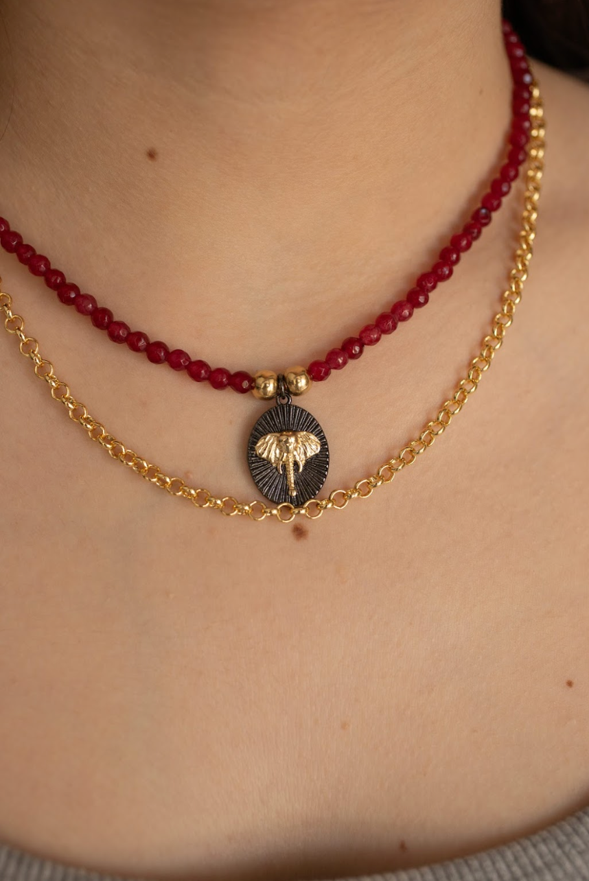 Collar de Jade Rojo Granate Mini con Dije de Elefante