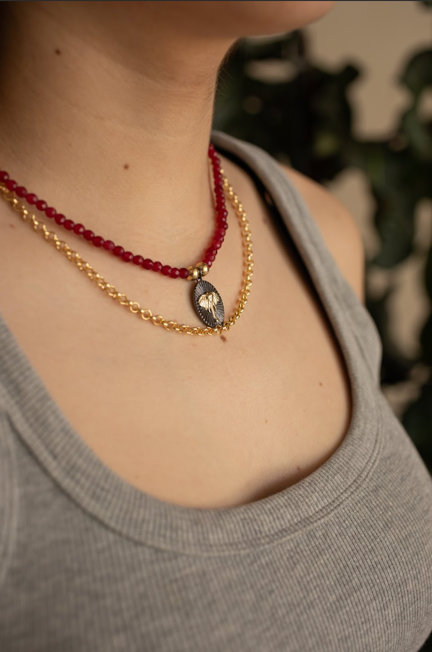 Collar de Jade Rojo Granate Mini con Dije de Elefante