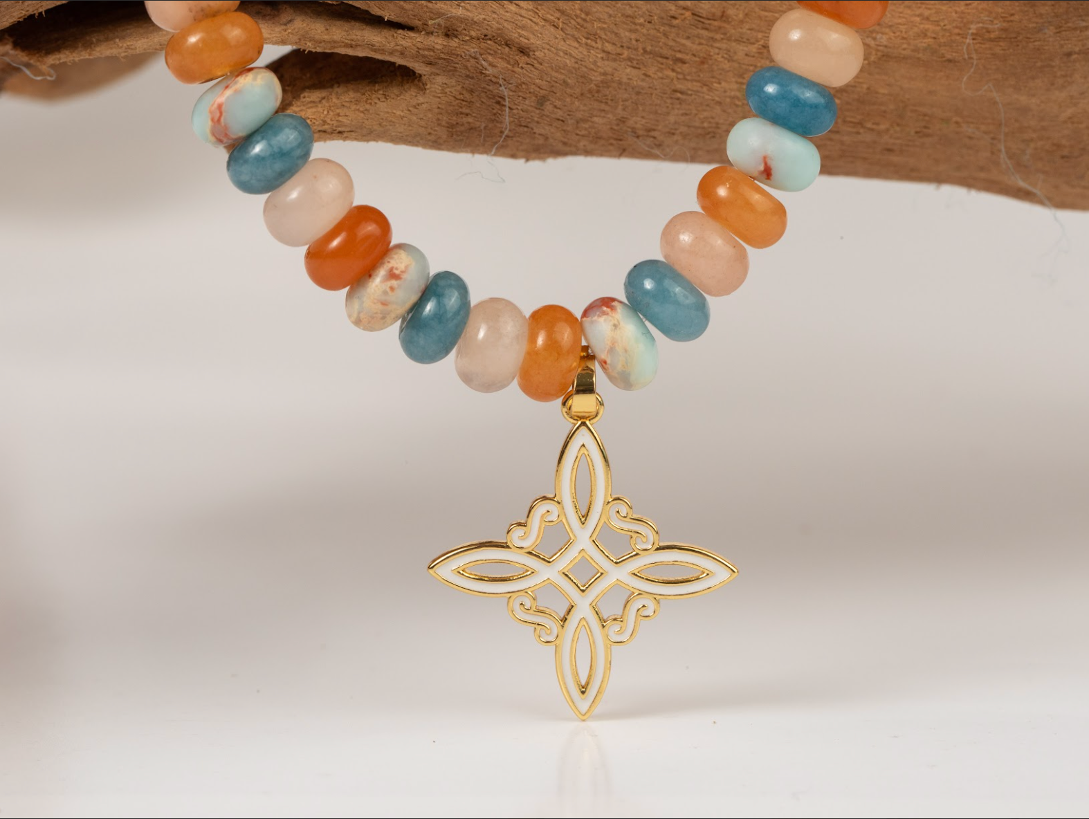 Collar Agata Rondel de Colores con Dije Nudo de Bruja Blanco