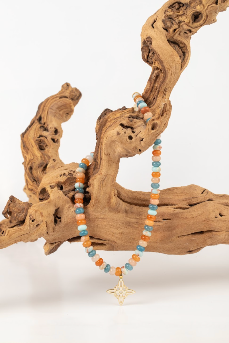 Collar Agata Rondel de Colores con Dije Nudo de Bruja Blanco