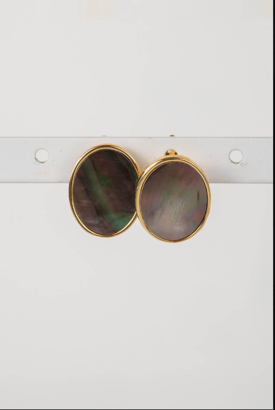 Aretes Ovalo Dorado con Piedra Nacar Gris Oscuro