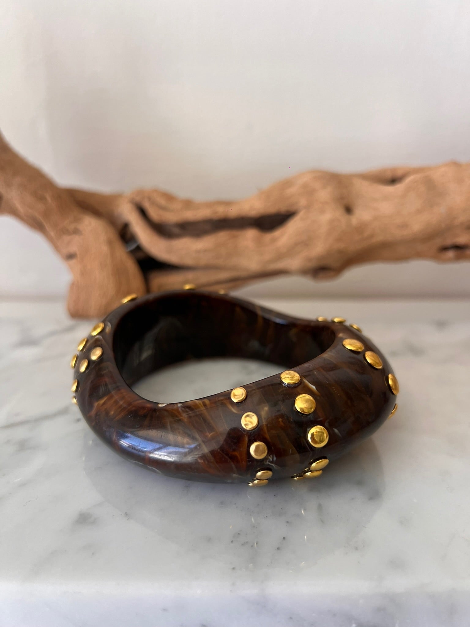 Brazalete café carey con remaches dorados