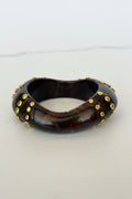 Brazalete café carey con remaches dorados