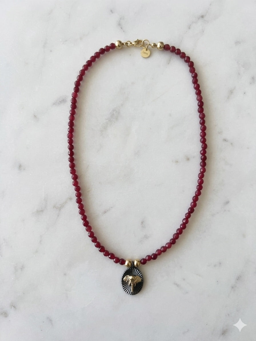 Collar de Jade Rojo Granate Mini con Dije de Elefante