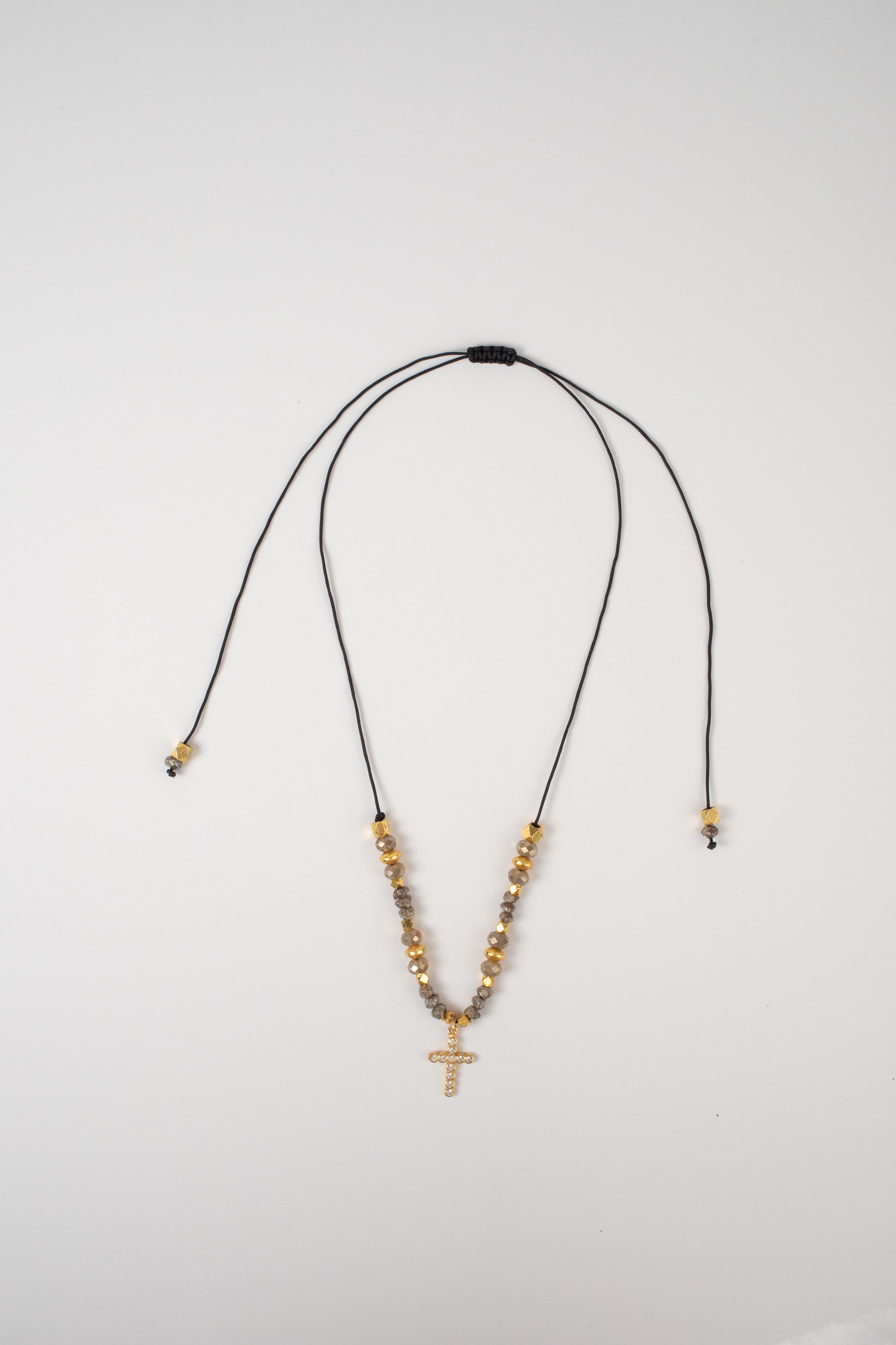 Collar Macrame con Raw Diamonds Piedra y Dije Cruz Plata
