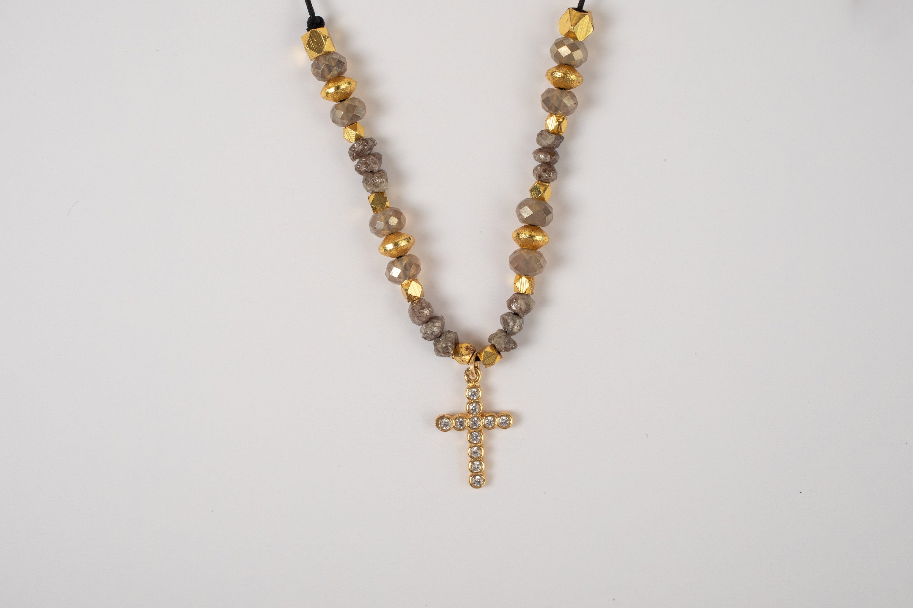 Collar Macrame con Raw Diamonds Piedra y Dije Cruz Plata