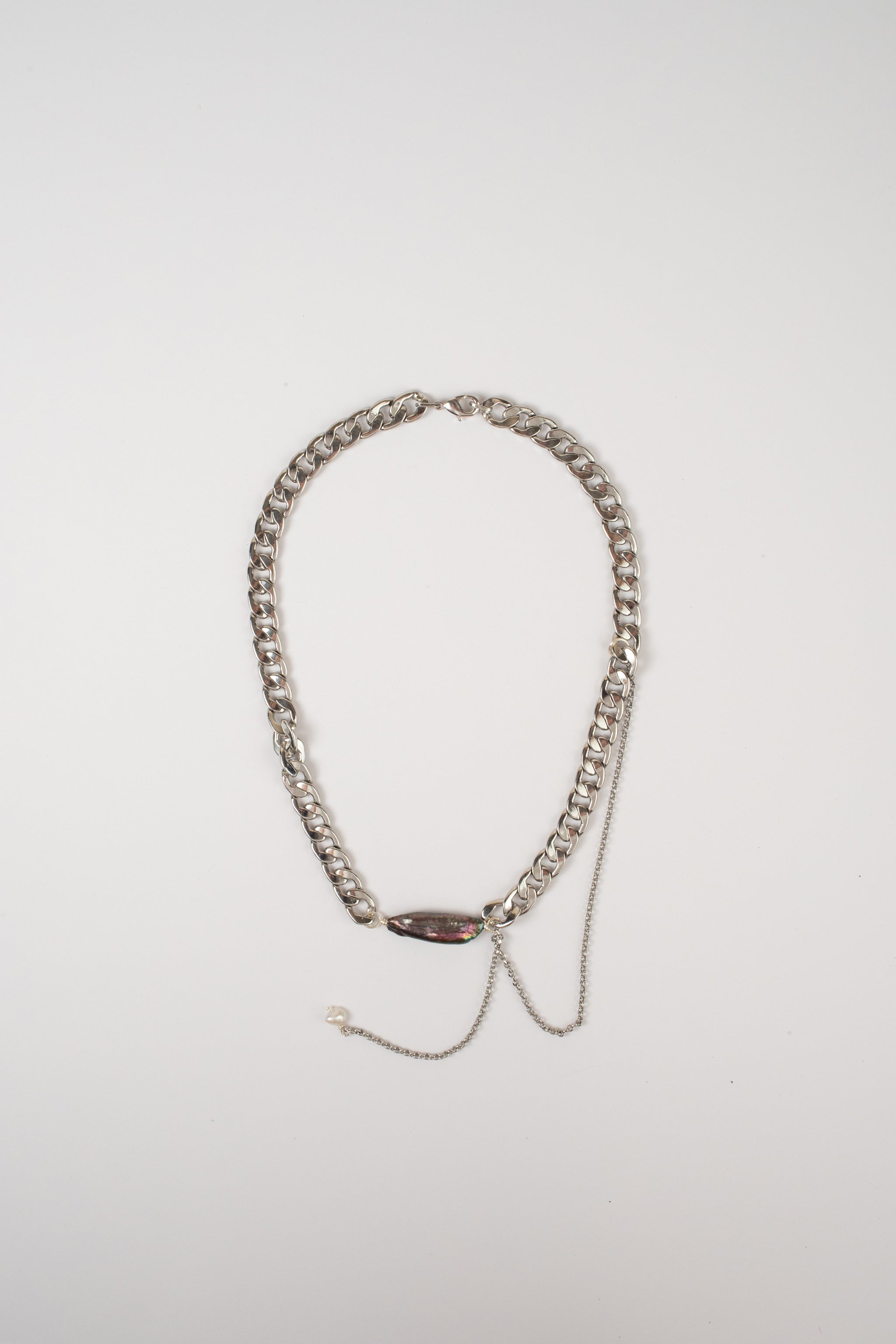 Collar Syna rodio, con Perla Oscura y Perlita Colgando