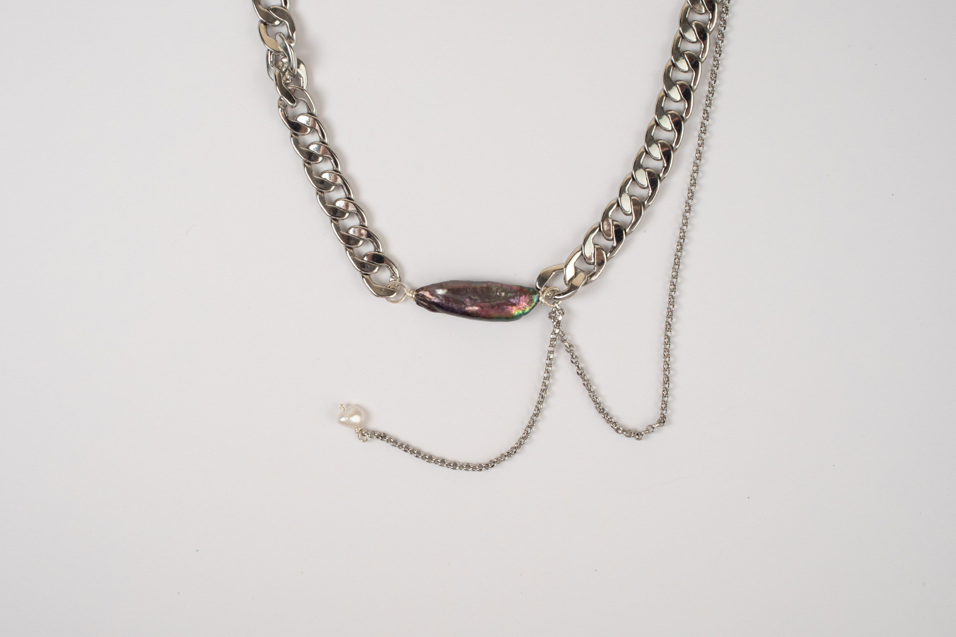 Collar Syna rodio, con Perla Oscura y Perlita Colgando