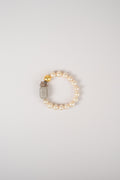 Pulsera Elástica Perla con Dije Plata Grande y Bola Chapa